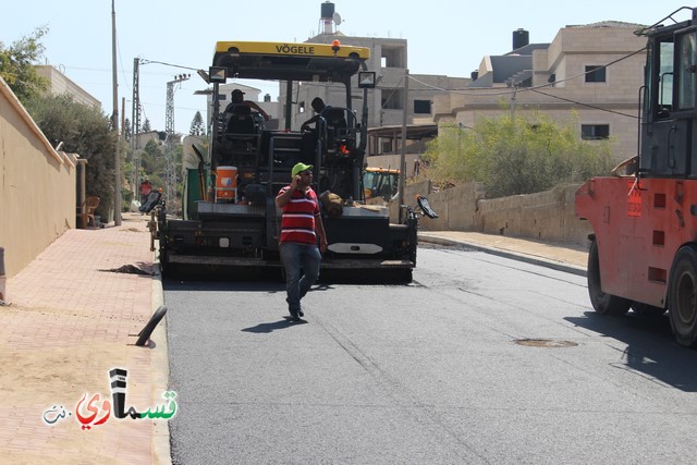  فيديو - بحضور رئيس البلدية المحامي عادل بدير .. يستمر تعبيد شوارع البلدة , تعبيد 4 شوارع بالقرب من شارع ال 24 الالتفافي  